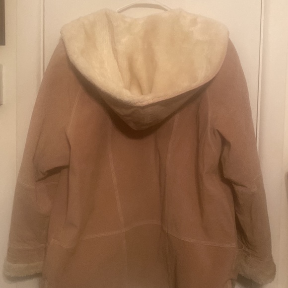 This is a leather and fur coat - Picture 5 of 6